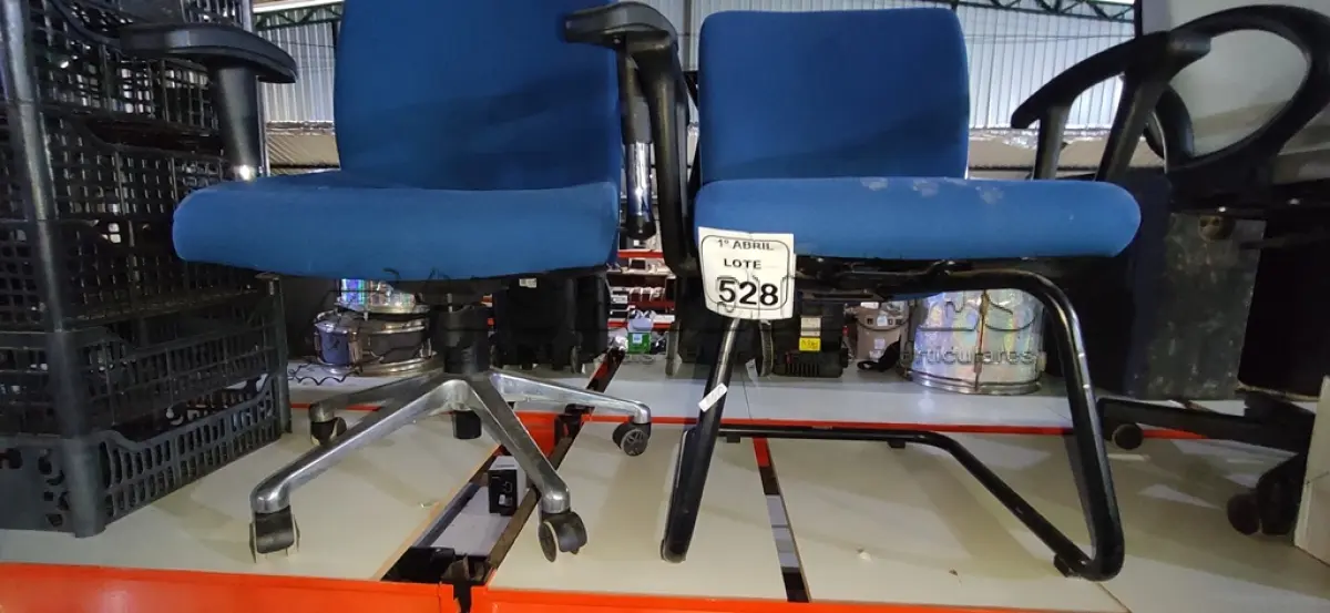 LOTE 528 - 01 CADEIRA DE ESCRITÓRIO GIRATÓRIA NA COR AZUL E 01 CADEIRA DE ESCRITÓRIO COM PÊS FIXOS NA COR AZUL. (NO ESTADO) ATENÇÃO! FAZER A VISITAÇÃO ANTES DE ARREMATAR, NÃO SABEMOS SE FUNCIONA, LEILÃO NÃO TEM GARANTIA E NEM DEVOLUÇÃO, SUJEITO A POSSÍVEIS AVARIAS VISÍVEIS/OCULTAS E/OU AUSÊNCIA DE COMPONENTES.