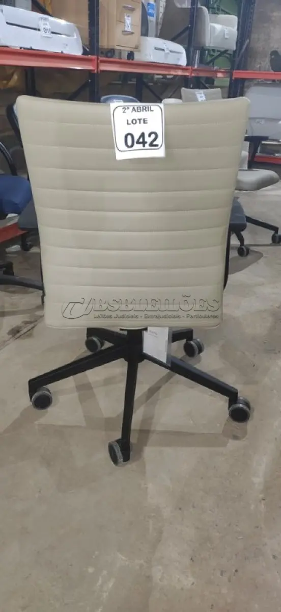 LOTE 042 - 01 CADEIRA GIRATÓRIA PARA ESCRITÓRIO NA COR BEGE MARCA ALBERFLEX. (NO ESTADO) ATENÇÃO! FAZER A VISITAÇÃO ANTES DE ARREMATAR, NÃO SABEMOS SE FUNCIONA, LEILÃO NÃO TEM GARANTIA E NEM DEVOLUÇÃO, SUJEITO A POSSÍVEIS AVARIAS VISÍVEIS/OCULTAS E/OU AUSÊNCIA DE COMPONENTES.