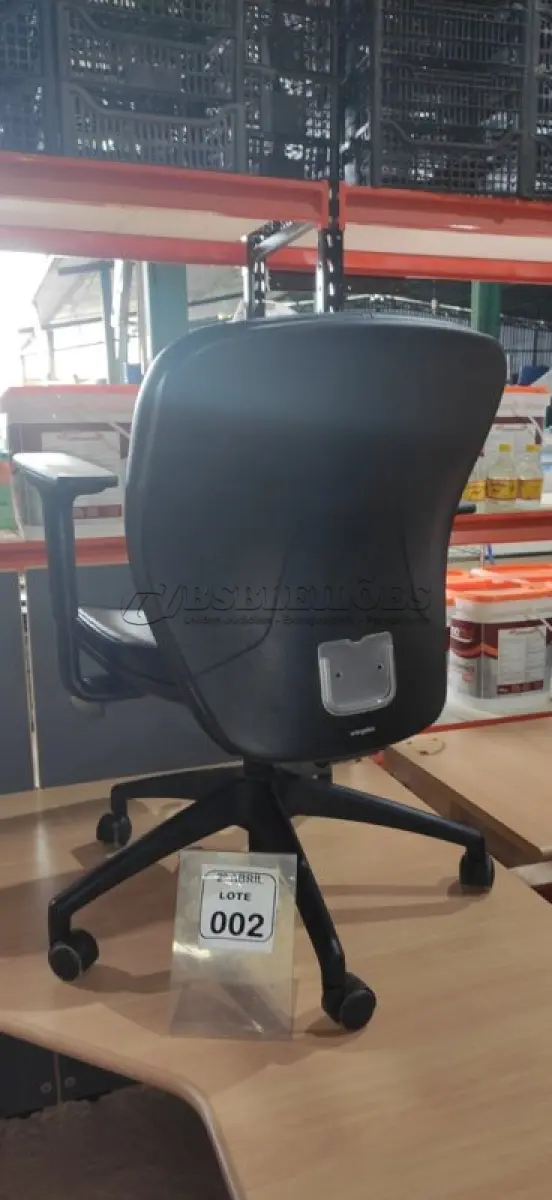 LOTE 002 -  01 CADEIRA GIRATÓRIA PARA ESCRITÓRIO NA COR PRETA MARCA ORANGEBOX. (NO ESTADO) ATENÇÃO! FAZER A VISITAÇÃO ANTES DE ARREMATAR, NÃO SABEMOS SE FUNCIONA, LEILÃO NÃO TEM GARANTIA E NEM DEVOLUÇÃO, SUJEITO A POSSÍVEIS AVARIAS VISÍVEIS/OCULTAS E/OU AUSÊNCIA DE COMPONENTES.