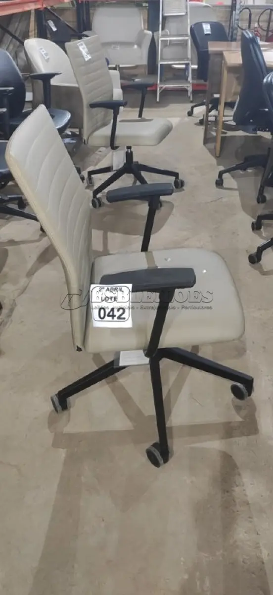 LOTE 042 - 01 CADEIRA GIRATÓRIA PARA ESCRITÓRIO NA COR BEGE MARCA ALBERFLEX. (NO ESTADO) ATENÇÃO! FAZER A VISITAÇÃO ANTES DE ARREMATAR, NÃO SABEMOS SE FUNCIONA, LEILÃO NÃO TEM GARANTIA E NEM DEVOLUÇÃO, SUJEITO A POSSÍVEIS AVARIAS VISÍVEIS/OCULTAS E/OU AUSÊNCIA DE COMPONENTES.