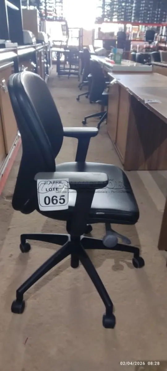 LOTE 065 - 01 CADEIRA GIRATÓRIA PARA ESCRITÓRIO NA COR PRETA MARCA ORANGEBOX. (NO ESTADO) ATENÇÃO! FAZER A VISITAÇÃO ANTES DE ARREMATAR, NÃO SABEMOS SE FUNCIONA, LEILÃO NÃO TEM GARANTIA E NEM DEVOLUÇÃO, SUJEITO A POSSÍVEIS AVARIAS VISÍVEIS/OCULTAS E/OU AUSÊNCIA DE COMPONENTES.