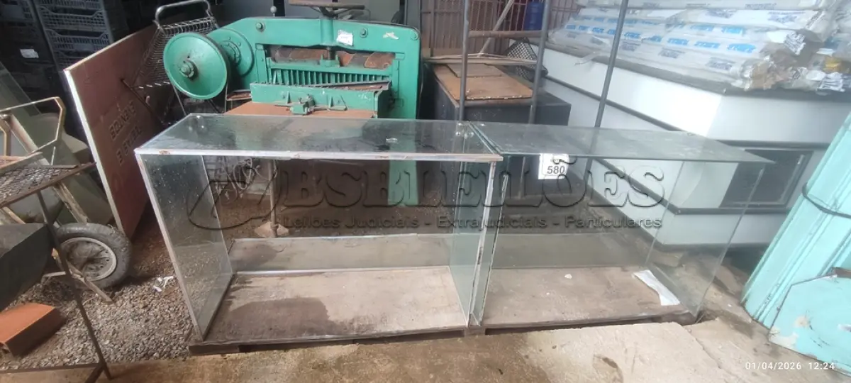 LOTE 580 - 02 BALCÕES DE VIDRO DE 77X1,14CM. (NO ESTADO) ATENÇÃO! FAZER A VISITAÇÃO ANTES DE ARREMATAR, NÃO SABEMOS SE FUNCIONA, LEILÃO NÃO TEM GARANTIA E NEM DEVOLUÇÃO, SUJEITO A POSSÍVEIS AVARIAS VISÍVEIS/OCULTAS E/OU AUSÊNCIA DE COMPONENTES.