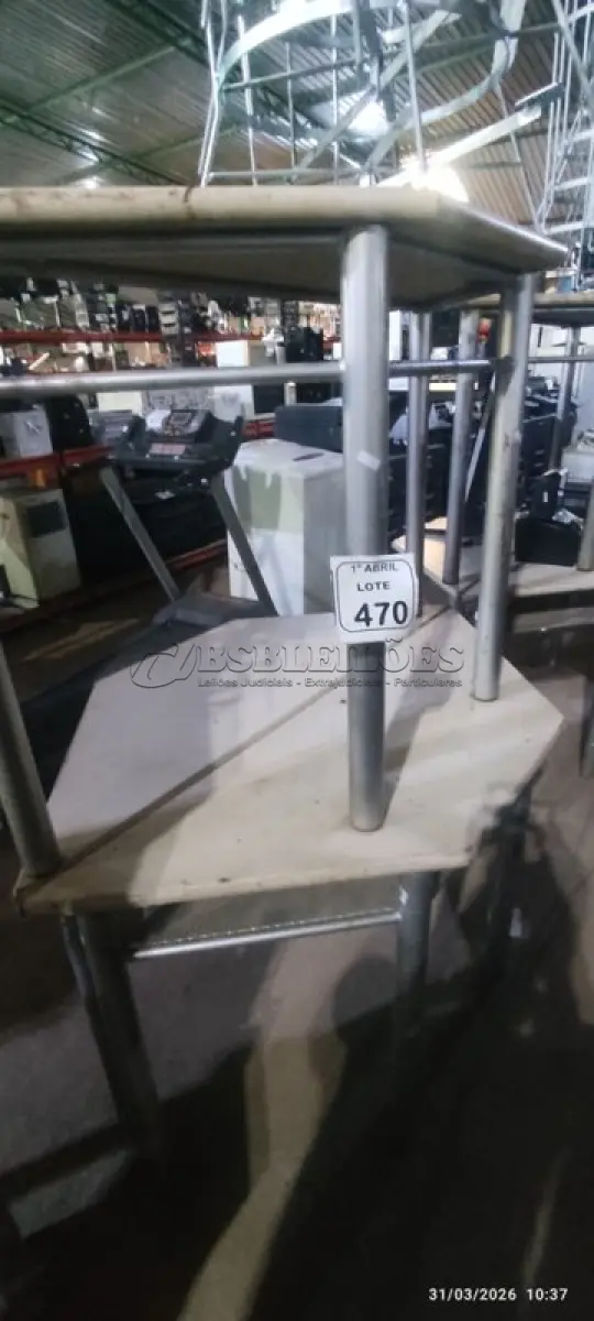 LOTE 470 - 03 MESAS TRAPEZOIDAL COM BASE DE FERRO E TAMPO DE MADEIRA. (NO ESTADO) ATENÇÃO! FAZER A VISITAÇÃO ANTES DE ARREMATAR, NÃO SABEMOS SE FUNCIONA, LEILÃO NÃO TEM GARANTIA E NEM DEVOLUÇÃO, SUJEITO A POSSÍVEIS AVARIAS VISÍVEIS/OCULTAS E/OU AUSÊNCIA DE COMPONENTES.