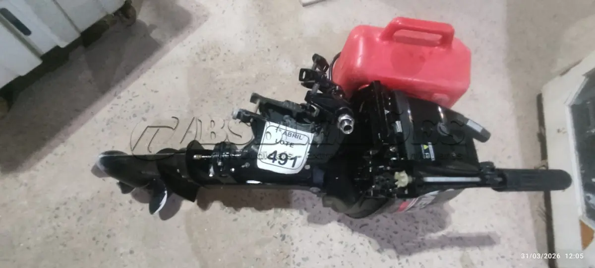 LOTE 491 - 01 MOTOR DE POPA 15 HP, 11.0 KW, 40.8 KG, 90 LB MODELO 1015203EL NÚMERO DE SÉRIE ON403514 MARCA MERCURY TANQUE DE GASOLINA PORTATIL DE 25L MARCA TOHATSU. (NO ESTADO) ATENÇÃO! FAZER A VISITAÇÃO ANTES DE ARREMATAR, NÃO SABEMOS SE FUNCIONA, LEILÃO NÃO TEM GARANTIA E NEM DEVOLUÇÃO, SUJEITO A POSSÍVEIS AVARIAS VISÍVEIS/OCULTAS E/OU AUSÊNCIA DE COMPONENTES.
