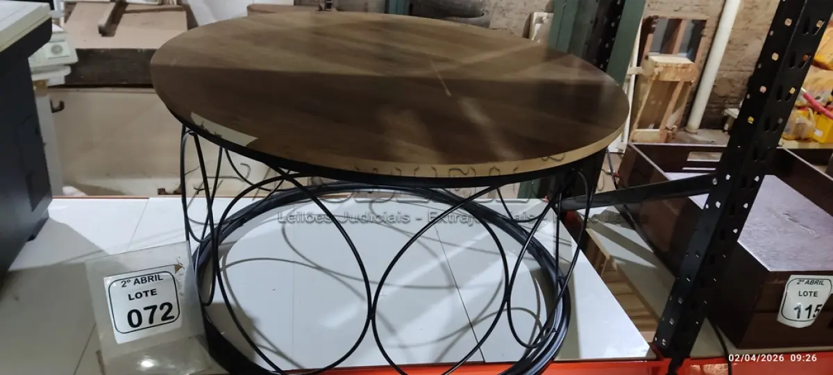 LOTE 072 - 01 MESA DE CENTRO REDONDA EM FERRO COM TAMPO EM MADEIRA (NO ESTADO) ATENÇÃO! FAZER A VISITAÇÃO ANTES DE ARREMATAR, NÃO SABEMOS SE FUNCIONA, LEILÃO NÃO TEM GARANTIA E NEM DEVOLUÇÃO, SUJEITO A POSSÍVEIS AVARIAS VISÍVEIS/OCULTAS E/OU AUSÊNCIA DE COMPONENTES.