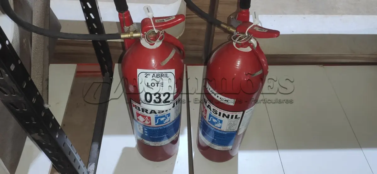 LOTE 032 - 02 EXTINTORES DE INCÊNDIO B, C COM CARGA DE DIÓXIDO DE CARBONO C02. (NO ESTADO) ATENÇÃO! FAZER A VISITAÇÃO ANTES DE ARREMATAR, NÃO SABEMOS SE FUNCIONA, LEILÃO NÃO TEM GARANTIA E NEM DEVOLUÇÃO, SUJEITO A POSSÍVEIS AVARIAS VISÍVEIS/OCULTAS E/OU AUSÊNCIA DE COMPONENTES.