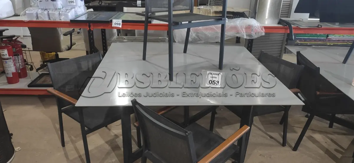 LOTE 053 - 01 MESA QUADRADA PARA ÁREA EXTERNA COM 04 CADEIRAS EM ALUMÍNIO (NO ESTADO) ATENÇÃO! FAZER A VISITAÇÃO ANTES DE ARREMATAR, NÃO SABEMOS SE FUNCIONA, LEILÃO NÃO TEM GARANTIA E NEM DEVOLUÇÃO, SUJEITO A POSSÍVEIS AVARIAS VISÍVEIS/OCULTAS E/OU AUSÊNCIA DE COMPONENTES.