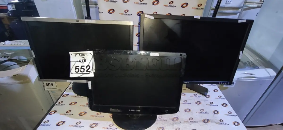LOTE 552 - 03 MONITORES DE MARCAS E MODELOS DIVERSOS. (NO ESTADO) ATENÇÃO! FAZER A VISITAÇÃO ANTES DE ARREMATAR, NÃO SABEMOS SE FUNCIONA, LEILÃO NÃO TEM GARANTIA E NEM DEVOLUÇÃO, SUJEITO A POSSÍVEIS AVARIAS VISÍVEIS/OCULTAS E/OU AUSÊNCIA DE COMPONENTES.