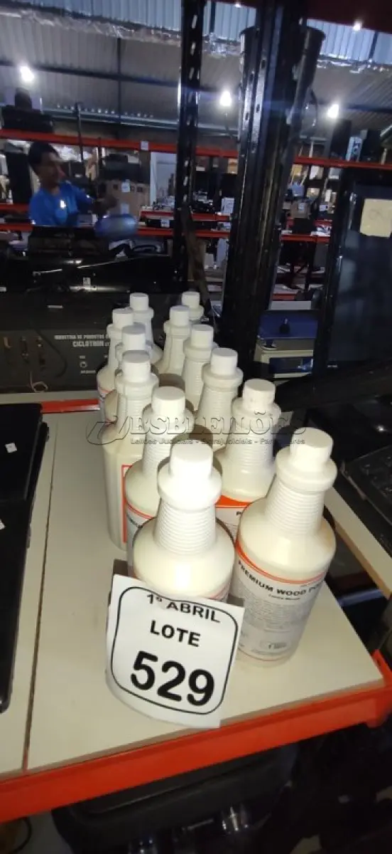 LOTE 529 - 12 GARRAFAS DE LUSTRA MÓVEIS DE 1L CADA. (NO ESTADO) ATENÇÃO! FAZER A VISITAÇÃO ANTES DE ARREMATAR, NÃO SABEMOS SE FUNCIONA, LEILÃO NÃO TEM GARANTIA E NEM DEVOLUÇÃO, SUJEITO A POSSÍVEIS AVARIAS VISÍVEIS/OCULTAS E/OU AUSÊNCIA DE COMPONENTES.