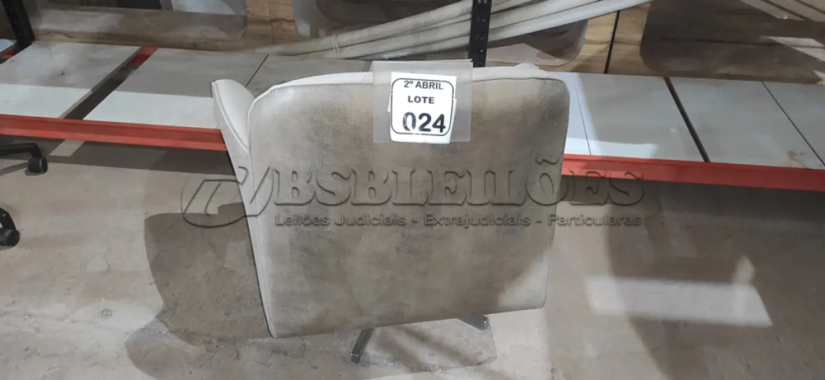 LOTE 024 - 01 POLTRONA GIRATÓRIA NA COR CINZA COM PÉS CROMADO. (NO ESTADO) ATENÇÃO! FAZER A VISITAÇÃO ANTES DE ARREMATAR, NÃO SABEMOS SE FUNCIONA, LEILÃO NÃO TEM GARANTIA E NEM DEVOLUÇÃO, SUJEITO A POSSÍVEIS AVARIAS VISÍVEIS/OCULTAS E/OU AUSÊNCIA DE COMPONENTES.