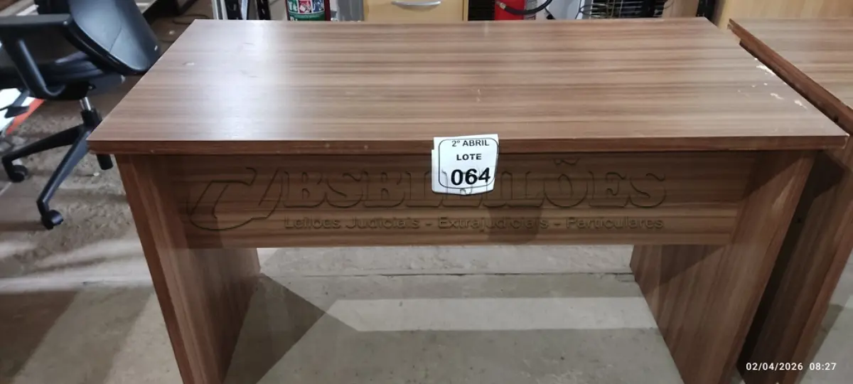 LOTE 064 - 01 MESA EM MADEIRA PARA ESCRITÓRIO NA COR MARROM.  (NO ESTADO) ATENÇÃO! FAZER A VISITAÇÃO ANTES DE ARREMATAR, NÃO SABEMOS SE FUNCIONA, LEILÃO NÃO TEM GARANTIA E NEM DEVOLUÇÃO, SUJEITO A POSSÍVEIS AVARIAS VISÍVEIS/OCULTAS E/OU AUSÊNCIA DE COMPONENTES.
