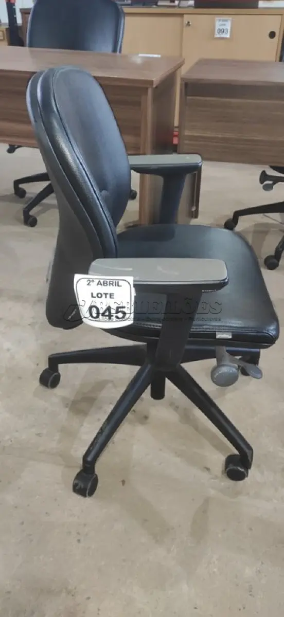 LOTE 045 - 01 CADEIRA GIRATÓRIA PARA ESCRITÓRIO NA COR PRETA MARCA ORANGEBOX. (NO ESTADO) ATENÇÃO! FAZER A VISITAÇÃO ANTES DE ARREMATAR, NÃO SABEMOS SE FUNCIONA, LEILÃO NÃO TEM GARANTIA E NEM DEVOLUÇÃO, SUJEITO A POSSÍVEIS AVARIAS VISÍVEIS/OCULTAS E/OU AUSÊNCIA DE COMPONENTES.