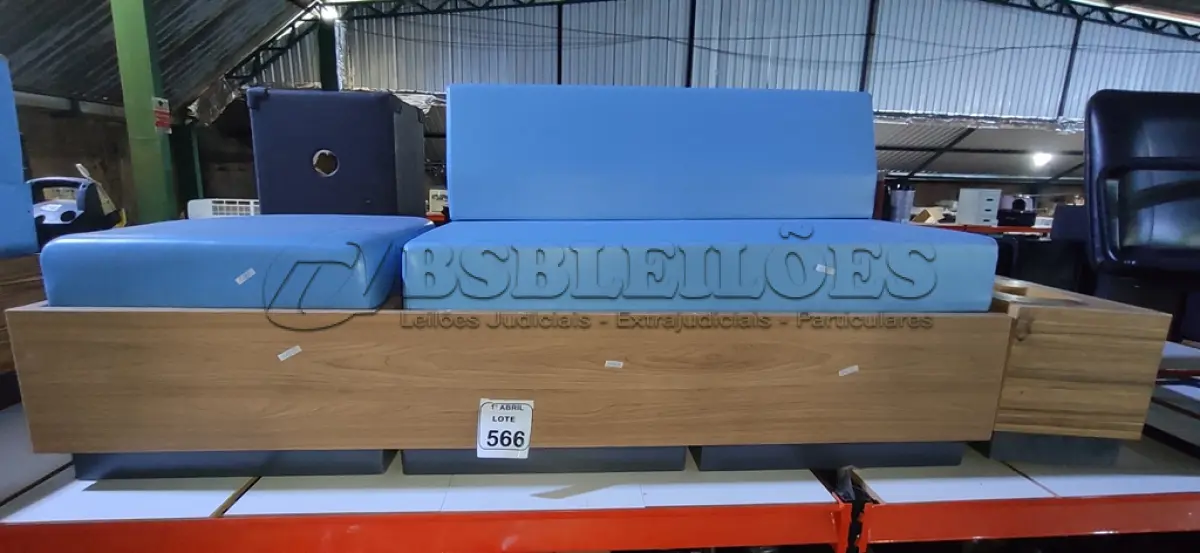 LOTE 566 - 01 SOFÁ DE 03 LUGARES COM ESTOFADO NA COR AZUL COM BASE DE MADEIRA E ESTRUTURA METÁLICA SUPORTE LATERAL. (NO ESTADO) ATENÇÃO! FAZER A VISITAÇÃO ANTES DE ARREMATAR, NÃO SABEMOS SE FUNCIONA, LEILÃO NÃO TEM GARANTIA E NEM DEVOLUÇÃO, SUJEITO A POSSÍVEIS AVARIAS VISÍVEIS/OCULTAS E/OU AUSÊNCIA DE COMPONENTES.