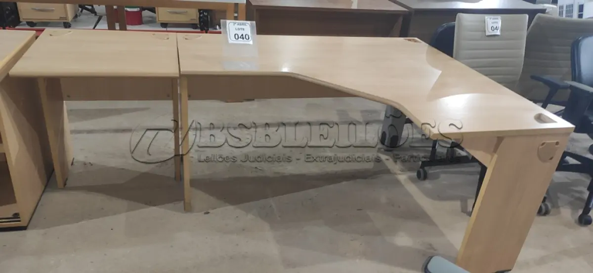 LOTE 040 - 01 MESA  EM MADEIRA PARA ESCRITÓRIO COM MESA ALONGADA PARA IMPRESSORA NA COR BEGE. (NO ESTADO) ATENÇÃO! FAZER A VISITAÇÃO ANTES DE ARREMATAR, NÃO SABEMOS SE FUNCIONA, LEILÃO NÃO TEM GARANTIA E NEM DEVOLUÇÃO, SUJEITO A POSSÍVEIS AVARIAS VISÍVEIS/OCULTAS E/OU AUSÊNCIA DE COMPONENTES.