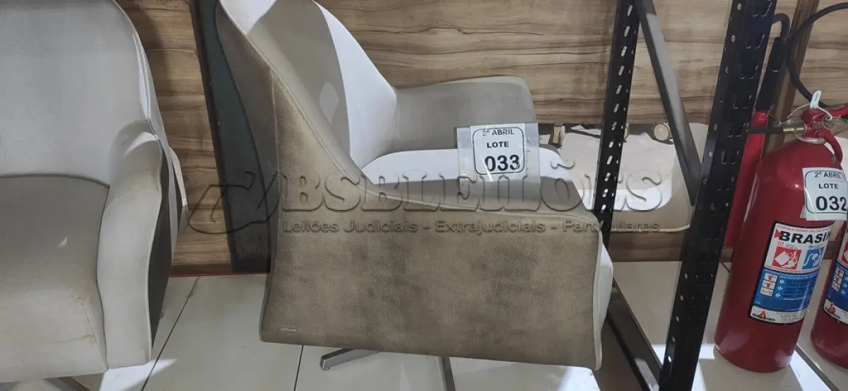 LOTE 033 - 01 POLTRONA GIRATÓRIA NA COR CINZA COM PÉS CROMADO. (NO ESTADO) ATENÇÃO! FAZER A VISITAÇÃO ANTES DE ARREMATAR, NÃO SABEMOS SE FUNCIONA, LEILÃO NÃO TEM GARANTIA E NEM DEVOLUÇÃO, SUJEITO A POSSÍVEIS AVARIAS VISÍVEIS/OCULTAS E/OU AUSÊNCIA DE COMPONENTES.