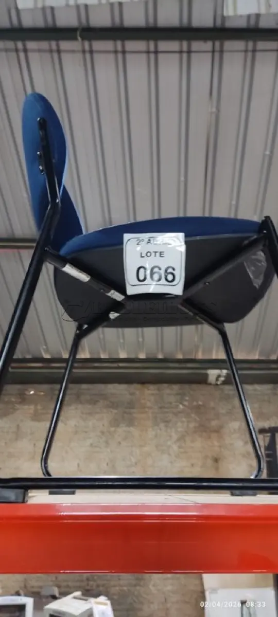 LOTE 066 - 01 CADEIRA PARA ESCRITÓRIO FIXA NA COR AZUL. (NO ESTADO) ATENÇÃO! FAZER A VISITAÇÃO ANTES DE ARREMATAR, NÃO SABEMOS SE FUNCIONA, LEILÃO NÃO TEM GARANTIA E NEM DEVOLUÇÃO, SUJEITO A POSSÍVEIS AVARIAS VISÍVEIS/OCULTAS E/OU AUSÊNCIA DE COMPONENTES.