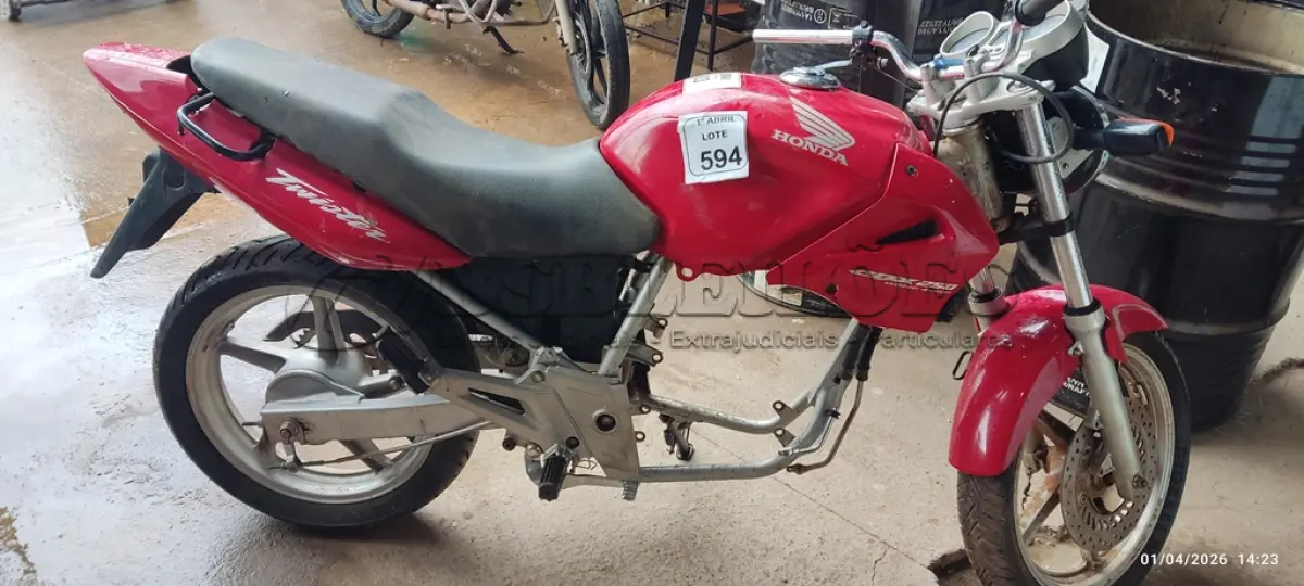 LOTE 594 - 01 MOTOCICLETA CBX 250 TWISTER MARCA HONDA PARA RETIRADA DE PEÇAS. (NO ESTADO) ATENÇÃO! FAZER A VISITAÇÃO ANTES DE ARREMATAR, NÃO SABEMOS SE FUNCIONA, LEILÃO NÃO TEM GARANTIA E NEM DEVOLUÇÃO, SUJEITO A POSSÍVEIS AVARIAS VISÍVEIS/OCULTAS E/OU AUSÊNCIA DE COMPONENTES.