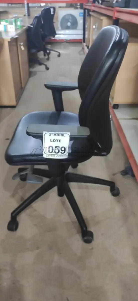 LOTE 059 - 01 CADEIRA GIRATÓRIA PARA ESCRITÓRIO NA COR PRETA MARCA ORANGEBOX. (NO ESTADO) ATENÇÃO! FAZER A VISITAÇÃO ANTES DE ARREMATAR, NÃO SABEMOS SE FUNCIONA, LEILÃO NÃO TEM GARANTIA E NEM DEVOLUÇÃO, SUJEITO A POSSÍVEIS AVARIAS VISÍVEIS/OCULTAS E/OU AUSÊNCIA DE COMPONENTES.
