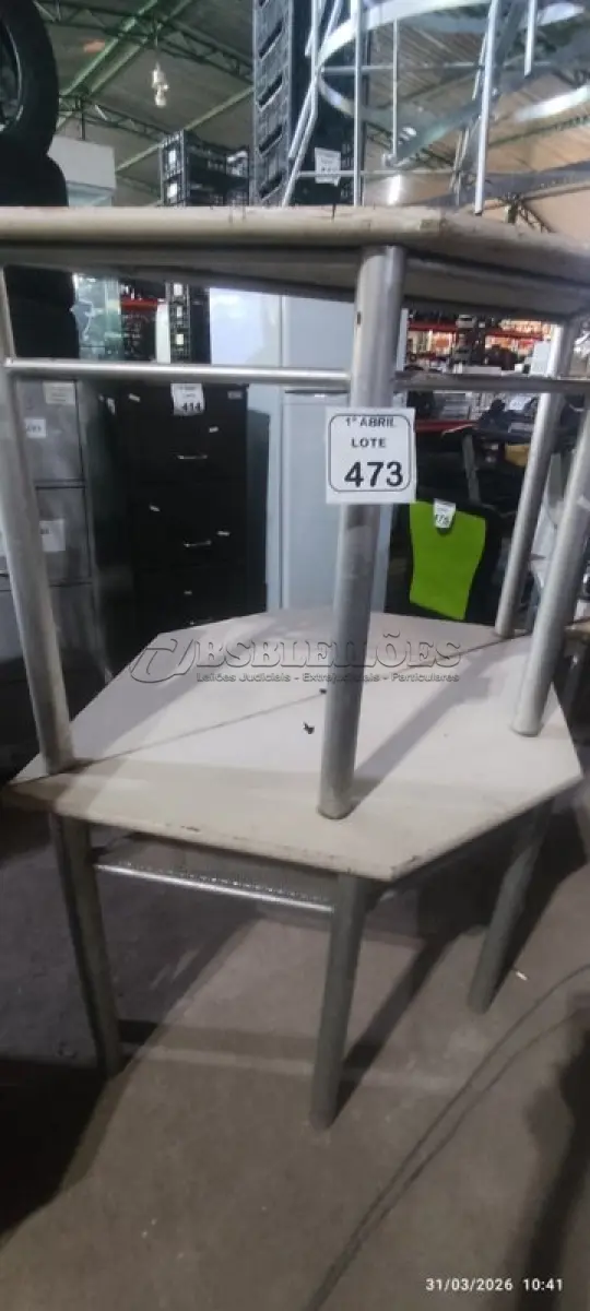 LOTE 473 - 03 MESAS TRAPEZOIDAL COM BASE DE FERRO E TAMPO DE MADEIRA. (NO ESTADO) ATENÇÃO! FAZER A VISITAÇÃO ANTES DE ARREMATAR, NÃO SABEMOS SE FUNCIONA, LEILÃO NÃO TEM GARANTIA E NEM DEVOLUÇÃO, SUJEITO A POSSÍVEIS AVARIAS VISÍVEIS/OCULTAS E/OU AUSÊNCIA DE COMPONENTES.