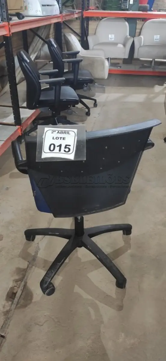 LOTE 015 - 01 CADEIRA GIRATÓRIA PARA ESCRITÓRIO NA COR PRETA/AZUL. (NO ESTADO) ATENÇÃO! FAZER A VISITAÇÃO ANTES DE ARREMATAR, NÃO SABEMOS SE FUNCIONA, LEILÃO NÃO TEM GARANTIA E NEM DEVOLUÇÃO, SUJEITO A POSSÍVEIS AVARIAS VISÍVEIS/OCULTAS E/OU AUSÊNCIA DE COMPONENTES.