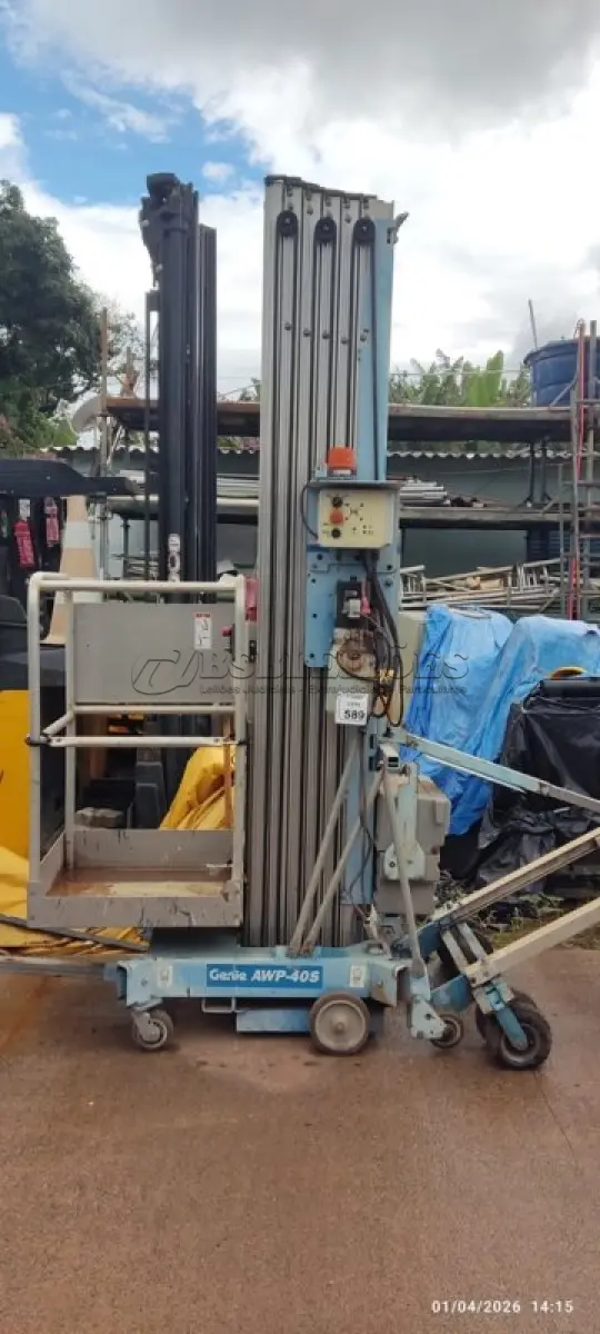 LOTE 589 - 01 PLATAFORMA ELEVATÓRIA MODELO GENIE AWP-405. (NO ESTADO) ATENÇÃO! FAZER A VISITAÇÃO ANTES DE ARREMATAR, NÃO SABEMOS SE FUNCIONA, LEILÃO NÃO TEM GARANTIA E NEM DEVOLUÇÃO, SUJEITO A POSSÍVEIS AVARIAS VISÍVEIS/OCULTAS E/OU AUSÊNCIA DE COMPONENTES.