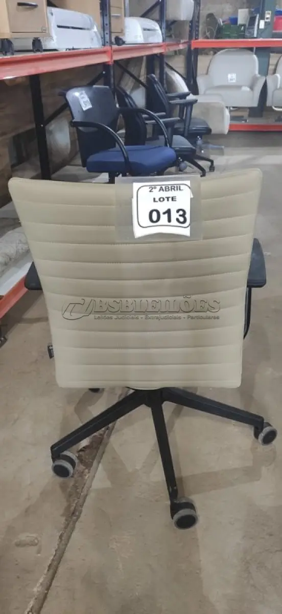 LOTE 013 - 01 CADEIRA GIRATÓRIA PARA ESCRITÓRIO NA COR BEGE MARCA ALBERFLEX. (NO ESTADO) ATENÇÃO! FAZER A VISITAÇÃO ANTES DE ARREMATAR, NÃO SABEMOS SE FUNCIONA, LEILÃO NÃO TEM GARANTIA E NEM DEVOLUÇÃO, SUJEITO A POSSÍVEIS AVARIAS VISÍVEIS/OCULTAS E/OU AUSÊNCIA DE COMPONENTES.