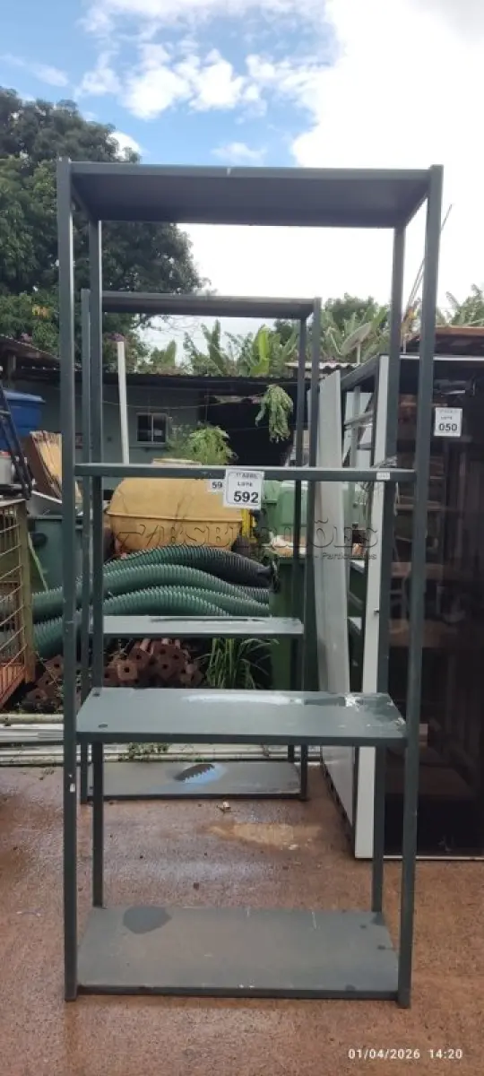 LOTE 592 - 01 ESTANTE DE FERRO DE 0,97X2,25. (NO ESTADO) ATENÇÃO! FAZER A VISITAÇÃO ANTES DE ARREMATAR, NÃO SABEMOS SE FUNCIONA, LEILÃO NÃO TEM GARANTIA E NEM DEVOLUÇÃO, SUJEITO A POSSÍVEIS AVARIAS VISÍVEIS/OCULTAS E/OU AUSÊNCIA DE COMPONENTES.