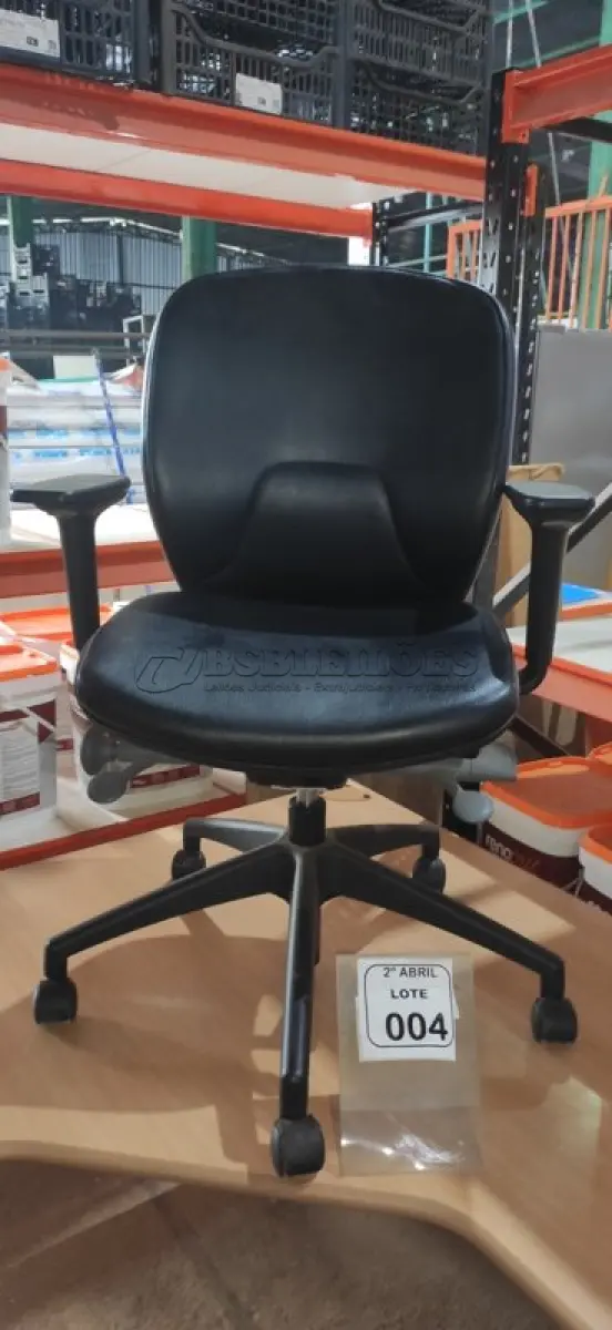 LOTE 004 - 01 CADEIRA GIRATÓRIA PARA ESCRITÓRIO NA COR PRETA MARCA ORANGEBOX. (NO ESTADO) ATENÇÃO! FAZER A VISITAÇÃO ANTES DE ARREMATAR, NÃO SABEMOS SE FUNCIONA, LEILÃO NÃO TEM GARANTIA E NEM DEVOLUÇÃO, SUJEITO A POSSÍVEIS AVARIAS VISÍVEIS/OCULTAS E/OU AUSÊNCIA DE COMPONENTES.