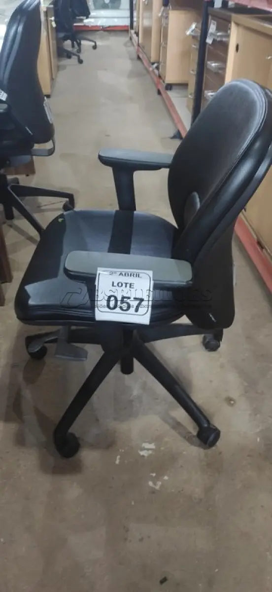 LOTE 057 - 01 CADEIRA GIRATÓRIA PARA ESCRITÓRIO NA COR PRETA MARCA ORANGEBOX. (NO ESTADO) ATENÇÃO! FAZER A VISITAÇÃO ANTES DE ARREMATAR, NÃO SABEMOS SE FUNCIONA, LEILÃO NÃO TEM GARANTIA E NEM DEVOLUÇÃO, SUJEITO A POSSÍVEIS AVARIAS VISÍVEIS/OCULTAS E/OU AUSÊNCIA DE COMPONENTES.