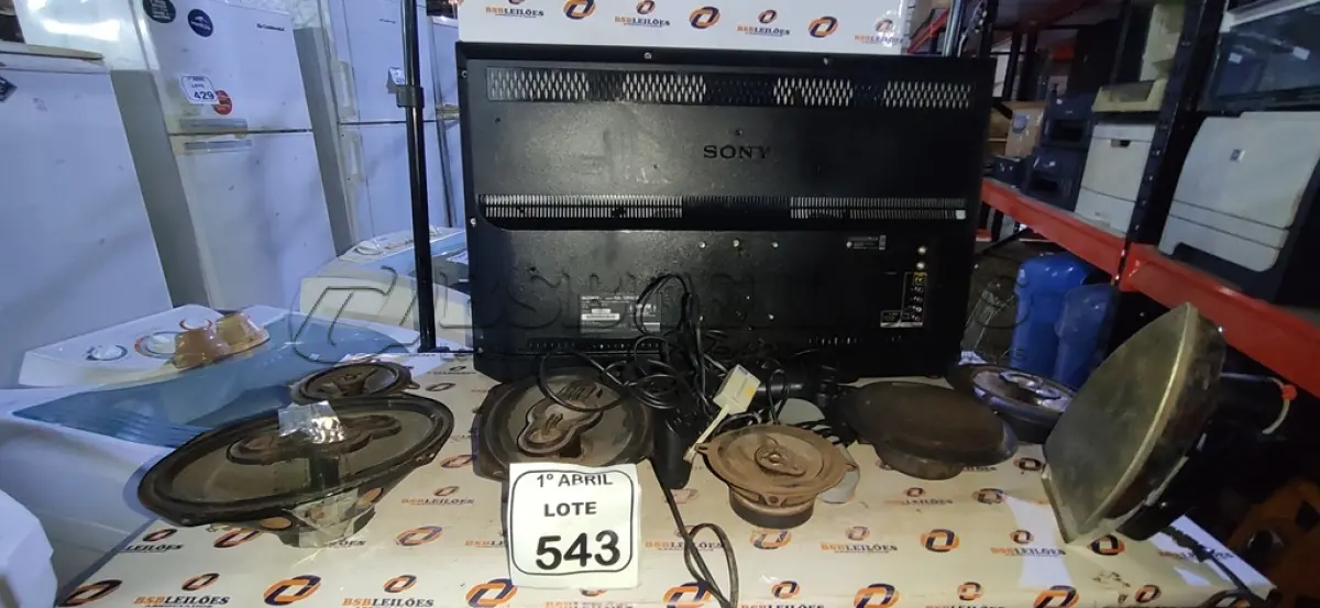 LOTE 543 - 01 TV LCD 32’’ MARCA SONY E 01 CAIXA COM VÁRIOS ALTO FALANTES DE MARCAS E MODELOS DIVERSOS. (NO ESTADO) ATENÇÃO! FAZER A VISITAÇÃO ANTES DE ARREMATAR, NÃO SABEMOS SE FUNCIONA, LEILÃO NÃO TEM GARANTIA E NEM DEVOLUÇÃO, SUJEITO A POSSÍVEIS AVARIAS VISÍVEIS/OCULTAS E/OU AUSÊNCIA DE COMPONENTES.