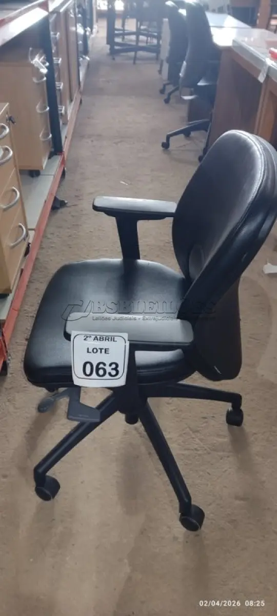 LOTE 063 - 01 CADEIRA GIRATÓRIA PARA ESCRITÓRIO NA COR PRETA MARCA ORANGEBOX. (NO ESTADO) ATENÇÃO! FAZER A VISITAÇÃO ANTES DE ARREMATAR, NÃO SABEMOS SE FUNCIONA, LEILÃO NÃO TEM GARANTIA E NEM DEVOLUÇÃO, SUJEITO A POSSÍVEIS AVARIAS VISÍVEIS/OCULTAS E/OU AUSÊNCIA DE COMPONENTES.
