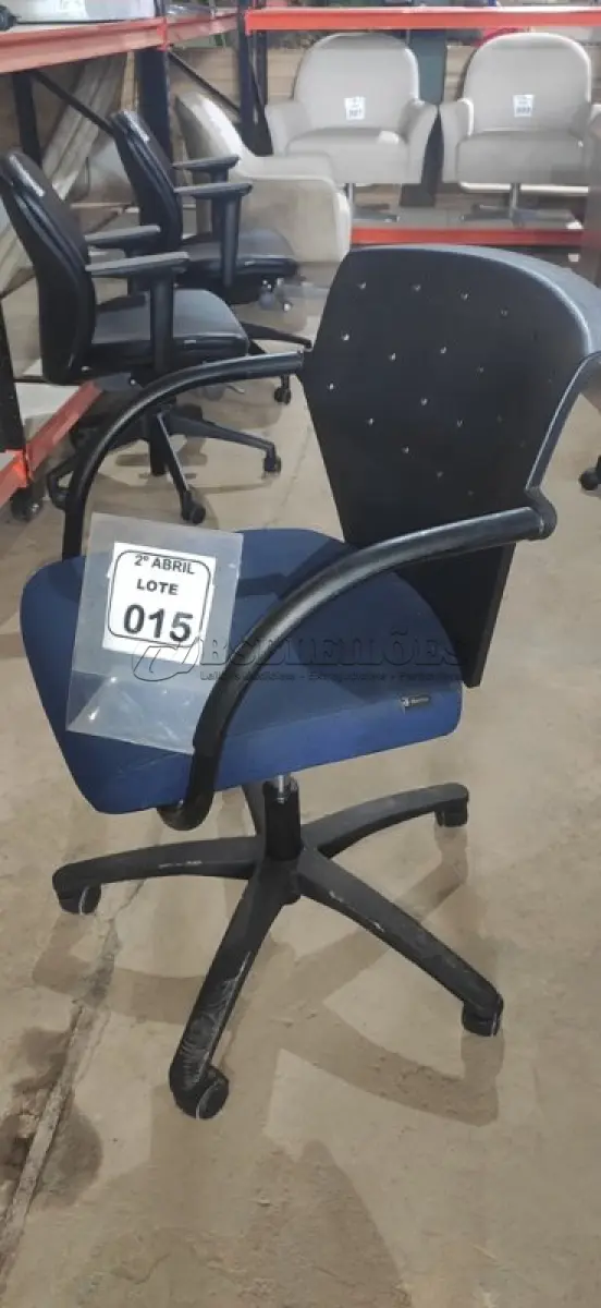 LOTE 015 - 01 CADEIRA GIRATÓRIA PARA ESCRITÓRIO NA COR PRETA/AZUL. (NO ESTADO) ATENÇÃO! FAZER A VISITAÇÃO ANTES DE ARREMATAR, NÃO SABEMOS SE FUNCIONA, LEILÃO NÃO TEM GARANTIA E NEM DEVOLUÇÃO, SUJEITO A POSSÍVEIS AVARIAS VISÍVEIS/OCULTAS E/OU AUSÊNCIA DE COMPONENTES.