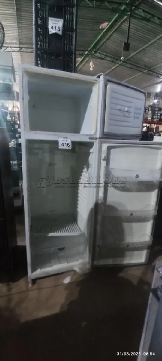 LOTE 416 - 01 GELADEIRA 220V MARCA DAKO. (NO ESTADO) ATENÇÃO! FAZER A VISITAÇÃO ANTES DE ARREMATAR, NÃO SABEMOS SE FUNCIONA, LEILÃO NÃO TEM GARANTIA E NEM DEVOLUÇÃO, SUJEITO A POSSÍVEIS AVARIAS VISÍVEIS/OCULTAS E/OU AUSÊNCIA DE COMPONENTES.