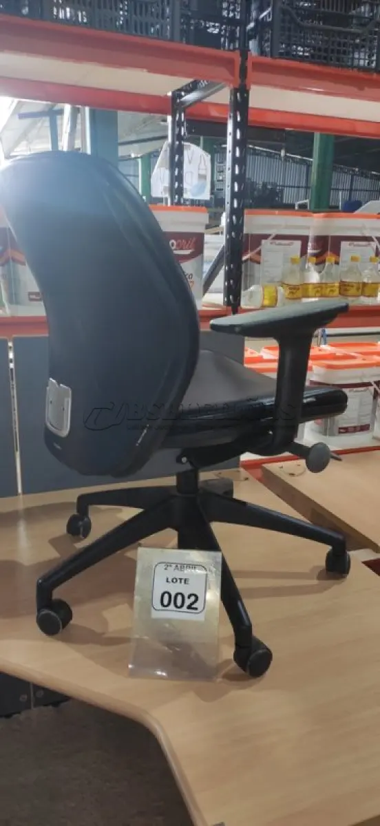 LOTE 002 -  01 CADEIRA GIRATÓRIA PARA ESCRITÓRIO NA COR PRETA MARCA ORANGEBOX. (NO ESTADO) ATENÇÃO! FAZER A VISITAÇÃO ANTES DE ARREMATAR, NÃO SABEMOS SE FUNCIONA, LEILÃO NÃO TEM GARANTIA E NEM DEVOLUÇÃO, SUJEITO A POSSÍVEIS AVARIAS VISÍVEIS/OCULTAS E/OU AUSÊNCIA DE COMPONENTES.