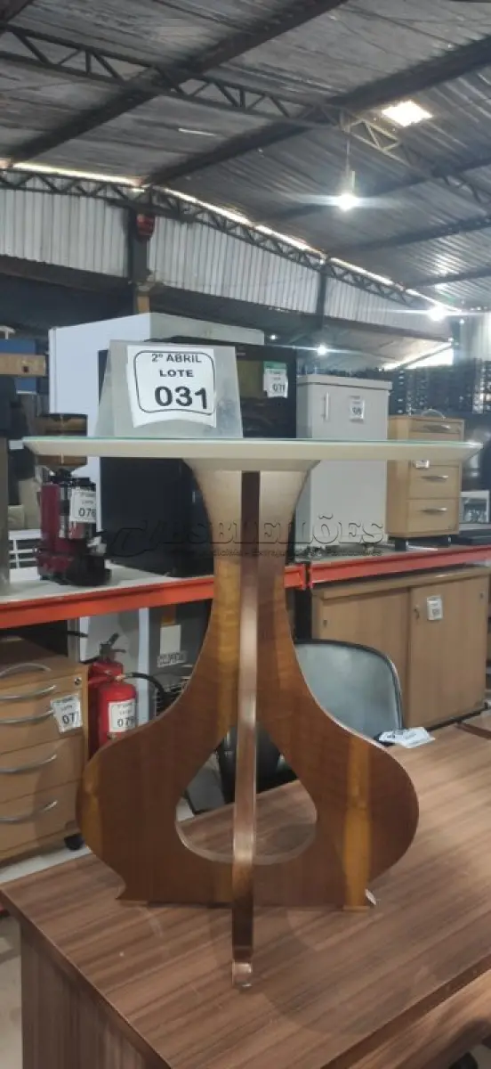 LOTE 031 - 01 MESA DE CENTRO COM PÉS EM MADEIRA E TAMPO REDONDO EM MADEIRA E VIDRO. (NO ESTADO) ATENÇÃO! FAZER A VISITAÇÃO ANTES DE ARREMATAR, NÃO SABEMOS SE FUNCIONA, LEILÃO NÃO TEM GARANTIA E NEM DEVOLUÇÃO, SUJEITO A POSSÍVEIS AVARIAS VISÍVEIS/OCULTAS E/OU AUSÊNCIA DE COMPONENTES.
