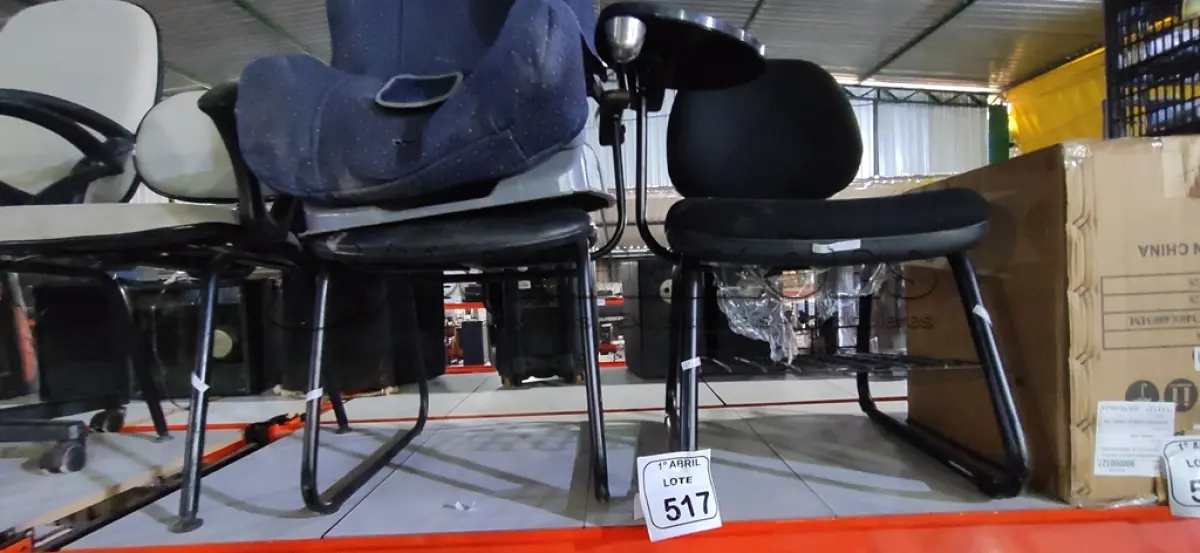 LOTE 517 - 01 CADEIRINHA DE SEGURANÇA PARA CARRO INFANTIL E 02 CADEIRAS COM PÊS FIXOS NA COR PRETA. (NO ESTADO) ATENÇÃO! FAZER A VISITAÇÃO ANTES DE ARREMATAR, NÃO SABEMOS SE FUNCIONA, LEILÃO NÃO TEM GARANTIA E NEM DEVOLUÇÃO, SUJEITO A POSSÍVEIS AVARIAS VISÍVEIS/OCULTAS E/OU AUSÊNCIA DE COMPONENTES.