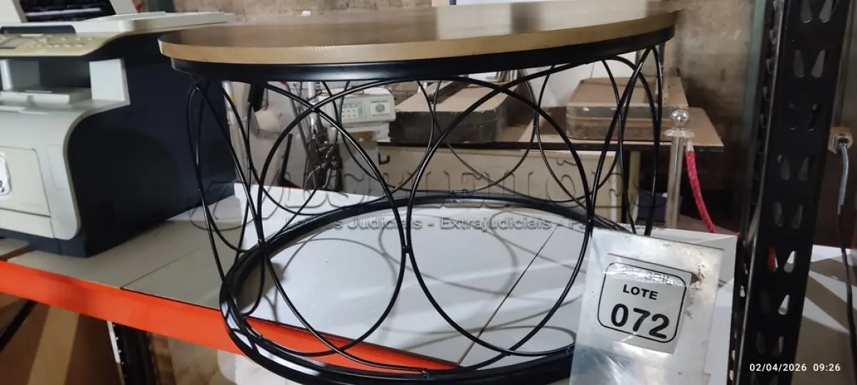 LOTE 072 - 01 MESA DE CENTRO REDONDA EM FERRO COM TAMPO EM MADEIRA (NO ESTADO) ATENÇÃO! FAZER A VISITAÇÃO ANTES DE ARREMATAR, NÃO SABEMOS SE FUNCIONA, LEILÃO NÃO TEM GARANTIA E NEM DEVOLUÇÃO, SUJEITO A POSSÍVEIS AVARIAS VISÍVEIS/OCULTAS E/OU AUSÊNCIA DE COMPONENTES.