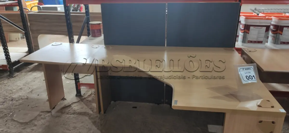 LOTE 001 -  01 MESA  EM MADEIRA PARA ESCRITÓRIO COM MESA ALONGADA PARA IMPRESSORA NA COR BEGE. NO ESTADO) ATENÇÃO! FAZER A VISITAÇÃO ANTES DE ARREMATAR, NÃO SABEMOS SE FUNCIONA, LEILÃO NÃO TEM GARANTIA E NEM DEVOLUÇÃO, SUJEITO A POSSÍVEIS AVARIAS VISÍVEIS/OCULTAS E/OU AUSÊNCIA DE COMPONENTES.