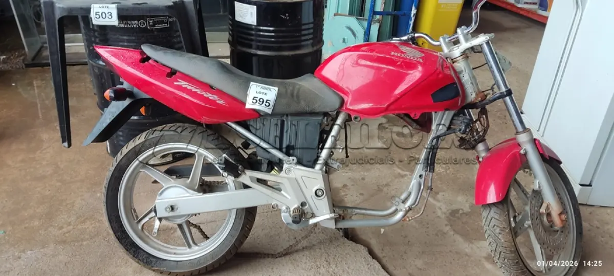 LOTE 595 - 01 MOTOCICLETA CBX 250 TWISTER MARCA HONDA PARA RETIRADA DE PEÇAS. (NO ESTADO) ATENÇÃO! FAZER A VISITAÇÃO ANTES DE ARREMATAR, NÃO SABEMOS SE FUNCIONA, LEILÃO NÃO TEM GARANTIA E NEM DEVOLUÇÃO, SUJEITO A POSSÍVEIS AVARIAS VISÍVEIS/OCULTAS E/OU AUSÊNCIA DE COMPONENTES.