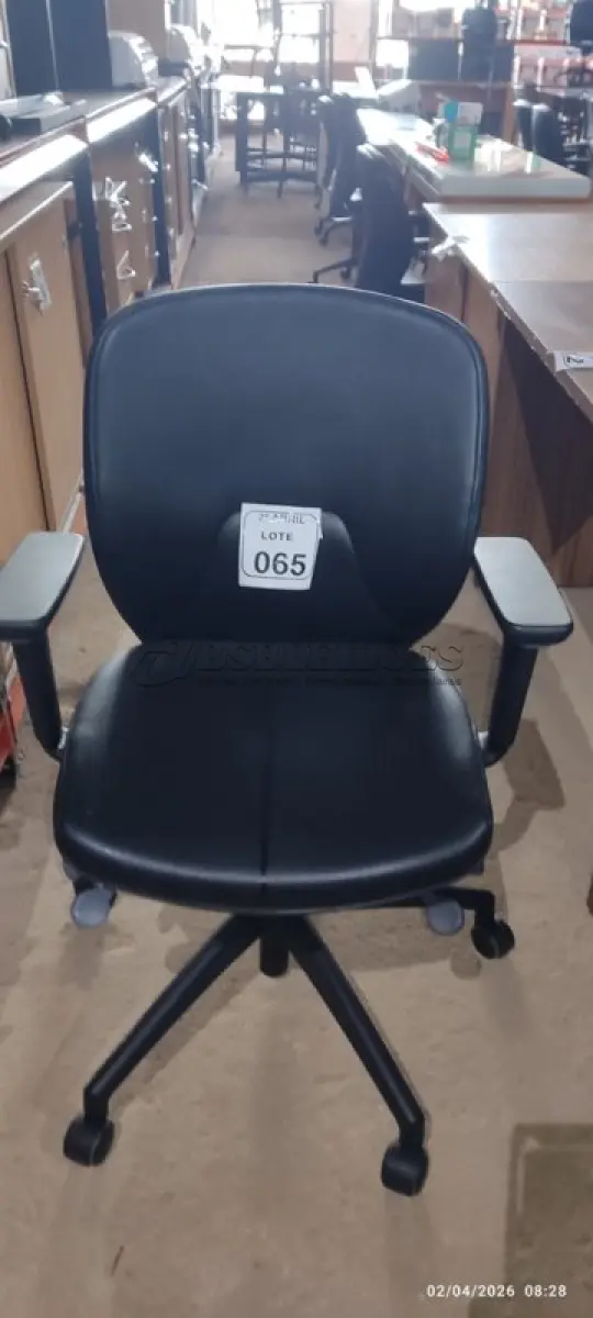 LOTE 065 - 01 CADEIRA GIRATÓRIA PARA ESCRITÓRIO NA COR PRETA MARCA ORANGEBOX. (NO ESTADO) ATENÇÃO! FAZER A VISITAÇÃO ANTES DE ARREMATAR, NÃO SABEMOS SE FUNCIONA, LEILÃO NÃO TEM GARANTIA E NEM DEVOLUÇÃO, SUJEITO A POSSÍVEIS AVARIAS VISÍVEIS/OCULTAS E/OU AUSÊNCIA DE COMPONENTES.
