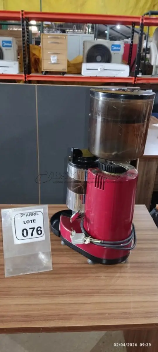 LOTE 076 - 01 MOEDOR PARA GRÃO DE CAFÉ SEM MARCA APARENTE. (NO ESTADO) ATENÇÃO! FAZER A VISITAÇÃO ANTES DE ARREMATAR, NÃO SABEMOS SE FUNCIONA, LEILÃO NÃO TEM GARANTIA E NEM DEVOLUÇÃO, SUJEITO A POSSÍVEIS AVARIAS VISÍVEIS/OCULTAS E/OU AUSÊNCIA DE COMPONENTES.