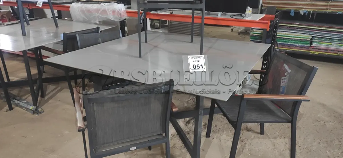 LOTE 051 - 01 MESA QUADRADA PARA ÁREA EXTERNA COM 04 CADEIRAS EM ALUMÍNIO (NO ESTADO) ATENÇÃO! FAZER A VISITAÇÃO ANTES DE ARREMATAR, NÃO SABEMOS SE FUNCIONA, LEILÃO NÃO TEM GARANTIA E NEM DEVOLUÇÃO, SUJEITO A POSSÍVEIS AVARIAS VISÍVEIS/OCULTAS E/OU AUSÊNCIA DE COMPONENTES.