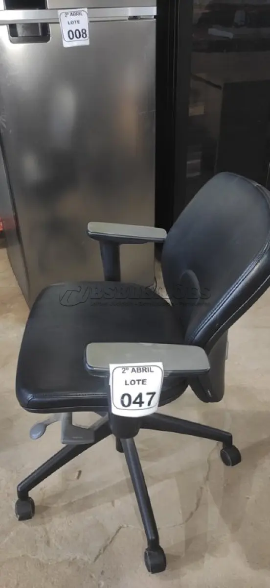 LOTE 047 - 01 CADEIRA GIRATÓRIA PARA ESCRITÓRIO NA COR PRETA MARCA ORANGEBOX. (NO ESTADO) ATENÇÃO! FAZER A VISITAÇÃO ANTES DE ARREMATAR, NÃO SABEMOS SE FUNCIONA, LEILÃO NÃO TEM GARANTIA E NEM DEVOLUÇÃO, SUJEITO A POSSÍVEIS AVARIAS VISÍVEIS/OCULTAS E/OU AUSÊNCIA DE COMPONENTES.