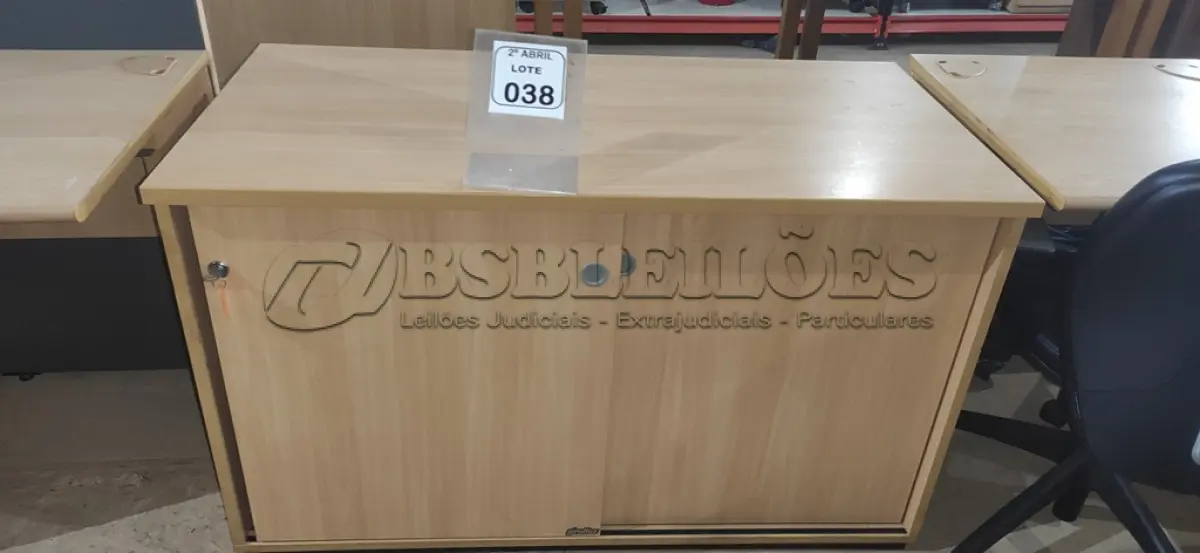 LOTE 038 - 01 ARMÁRIO BAIXO EM MADEIRA NA COR BEGE PARA ESCRITÓRIO. (NO ESTADO) ATENÇÃO! FAZER A VISITAÇÃO ANTES DE ARREMATAR, NÃO SABEMOS SE FUNCIONA, LEILÃO NÃO TEM GARANTIA E NEM DEVOLUÇÃO, SUJEITO A POSSÍVEIS AVARIAS VISÍVEIS/OCULTAS E/OU AUSÊNCIA DE COMPONENTES.