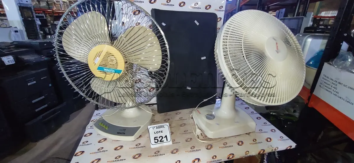 LOTE 521 - 01 PASTA PORTIFÓLIO E 02 VENTILADORES MARCAS WALITA E MONDIAL. (NO ESTADO) ATENÇÃO! FAZER A VISITAÇÃO ANTES DE ARREMATAR, NÃO SABEMOS SE FUNCIONA, LEILÃO NÃO TEM GARANTIA E NEM DEVOLUÇÃO, SUJEITO A POSSÍVEIS AVARIAS VISÍVEIS/OCULTAS E/OU AUSÊNCIA DE COMPONENTES.