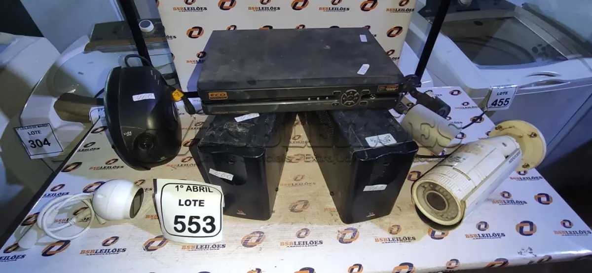 LOTE 553 - 03 ESTABILIZADORES, 1DVR E 04 CÂMERAS DE MONITORAMENTOS DE MARCAS E MODELOS DIVERSOS. (NO ESTADO) ATENÇÃO! FAZER A VISITAÇÃO ANTES DE ARREMATAR, NÃO SABEMOS SE FUNCIONA, LEILÃO NÃO TEM GARANTIA E NEM DEVOLUÇÃO, SUJEITO A POSSÍVEIS AVARIAS VISÍVEIS/OCULTAS E/OU AUSÊNCIA DE COMPONENTES.