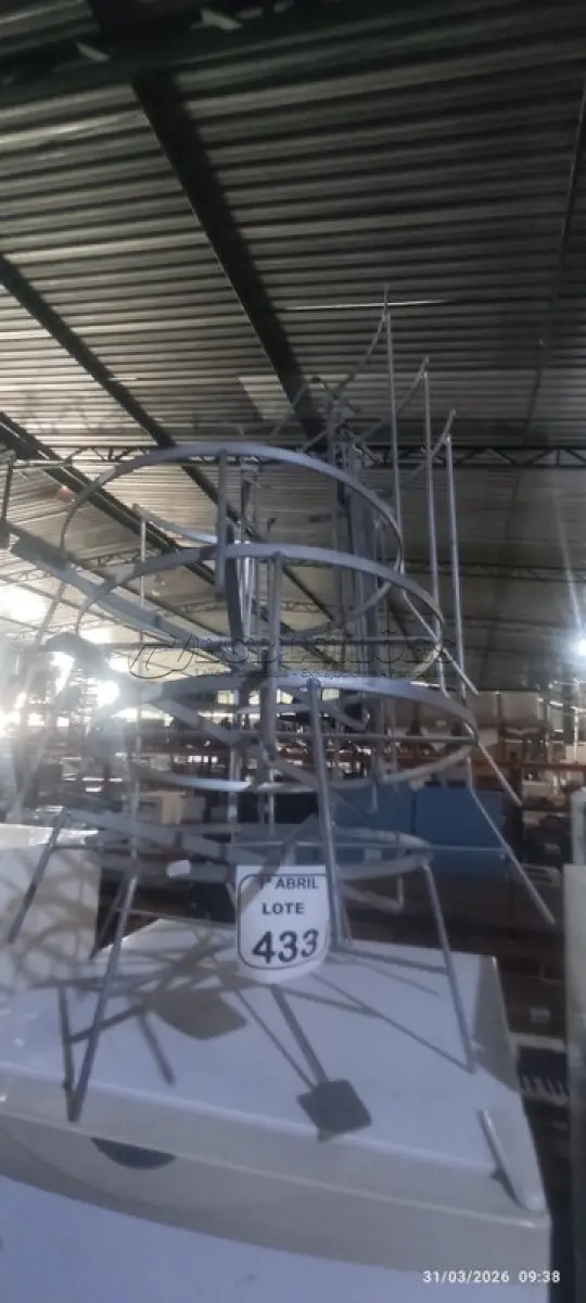 LOTE 433 - 04 BASES DE FERRO PARA LIXEIRA COM PEDAL. (NO ESTADO) ATENÇÃO! FAZER A VISITAÇÃO ANTES DE ARREMATAR, NÃO SABEMOS SE FUNCIONA, LEILÃO NÃO TEM GARANTIA E NEM DEVOLUÇÃO, SUJEITO A POSSÍVEIS AVARIAS VISÍVEIS/OCULTAS E/OU AUSÊNCIA DE COMPONENTES.