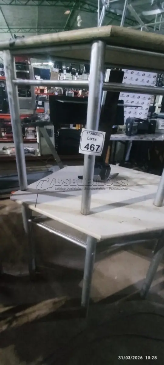 LOTE 467 - 03 MESAS TRAPEZOIDAL COM BASE DE FERRO E TAMPO DE MADEIRA. (NO ESTADO) ATENÇÃO! FAZER A VISITAÇÃO ANTES DE ARREMATAR, NÃO SABEMOS SE FUNCIONA, LEILÃO NÃO TEM GARANTIA E NEM DEVOLUÇÃO, SUJEITO A POSSÍVEIS AVARIAS VISÍVEIS/OCULTAS E/OU AUSÊNCIA DE COMPONENTES.