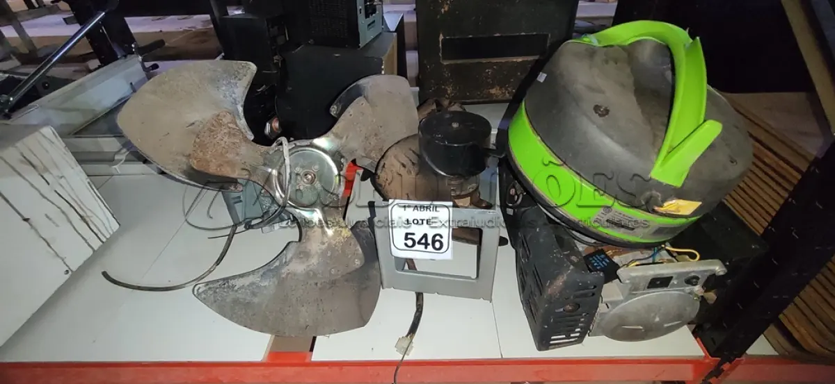 LOTE 546 - 01 MOTOR DE GERADOR INCOMPLETO, 01 EXAUSTOR, 01 MOTOR DE INDUÇÃO COM HÉLICE, 1730 RPM E 01 PECA DE EXTRATOR DE LIMPEZA DE CARPETES E SOFÁS. (NO ESTADO) ATENÇÃO! FAZER A VISITAÇÃO ANTES DE ARREMATAR, NÃO SABEMOS SE FUNCIONA, LEILÃO NÃO TEM GARANTIA E NEM DEVOLUÇÃO, SUJEITO A POSSÍVEIS AVARIAS VISÍVEIS/OCULTAS E/OU AUSÊNCIA DE COMPONENTES.