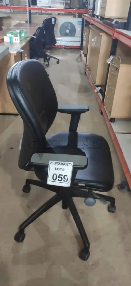 LOTE 059 - 01 CADEIRA GIRATÓRIA PARA ESCRITÓRIO NA COR PRETA MARCA ORANGEBOX. (NO ESTADO) ATENÇÃO! FAZER A VISITAÇÃO ANTES DE ARREMATAR, NÃO SABEMOS SE FUNCIONA, LEILÃO NÃO TEM GARANTIA E NEM DEVOLUÇÃO, SUJEITO A POSSÍVEIS AVARIAS VISÍVEIS/OCULTAS E/OU AUSÊNCIA DE COMPONENTES.